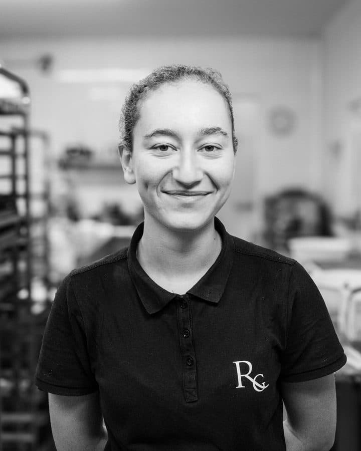 Portrait de Charlotte, de l’équipe de la Pâtisserie Guillaume Rouget